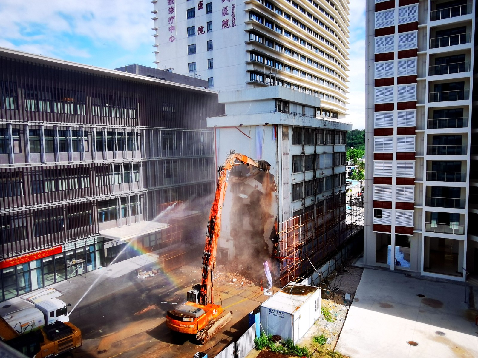 正在拆除老办公楼的现场。2023年11月15-17日三亚中心医院拆除办公楼——杨威胜摄影 (56).jpg